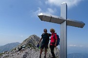 53 Alla croce anticima est di Corna Piana (2226 m) con vista sulla cima 